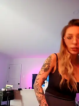 Webcam Model (LilyOrion) is live