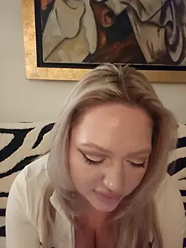 Webcam Model (misstitmouseofficial) is live