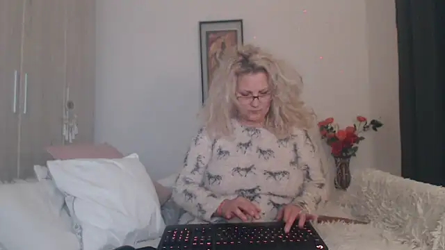 Divineblond webcam
