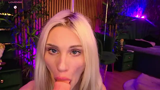 BarbieKara Live Webcam on Stripchat