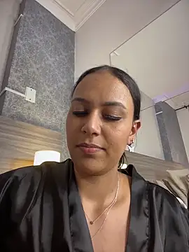 Webcam Model (MiilaBlake) is live