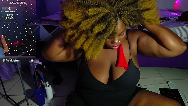 ebony_NeighborMoans webcam
