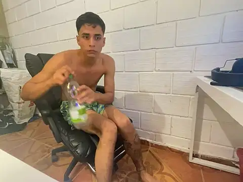 max_thehorsedick - Max_TheHorseDick's free webcam - UK Sex Cams