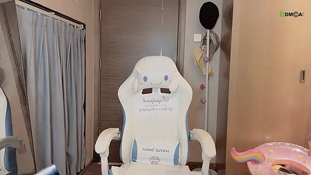 Makinghappymyself_ webcam