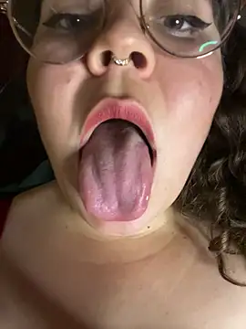 Webcam Model (SecsiMoon) is live