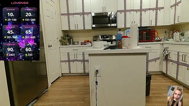 Blondiewithanass webcam