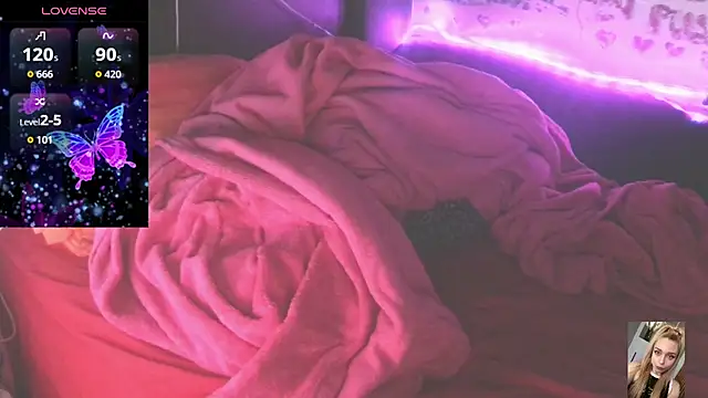 Blondiewithanass webcam