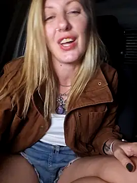 sheissomething - SheIsSomething's free webcam