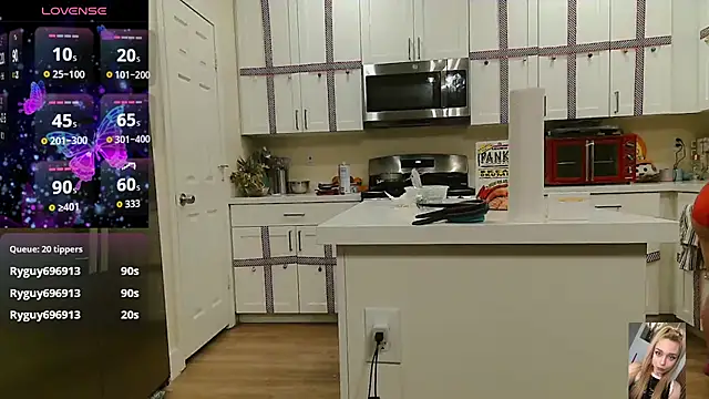 Blondiewithanass webcam