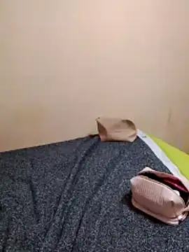 Gussie_Bridie webcam