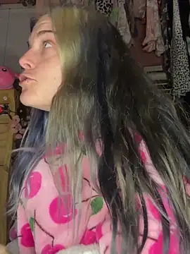 ittybittymeryssa (F young) - 1 hr topless