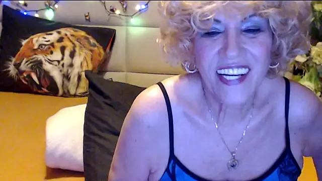 HappyWomanOn webcam