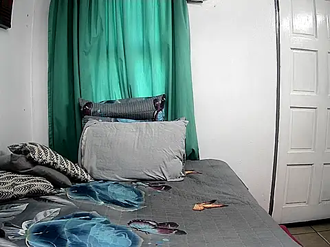 GoldenPussyXOXO webcam