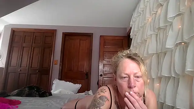 Outdoorchicjj webcam