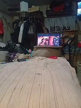 Twoslipperywhenwett webcam