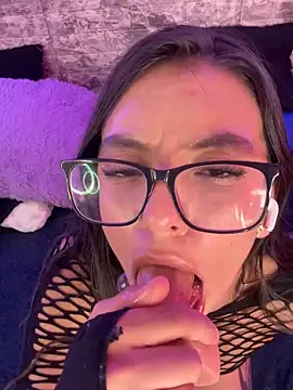 Webcam Model (MaryAnneeXOO) is live