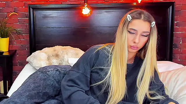 ChristynaRoss's Stripchat show and profile