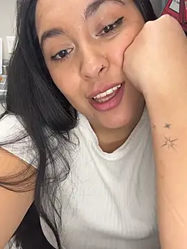 latina_curvy22 webcam