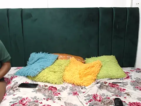 SweetSlenderChoc webcam