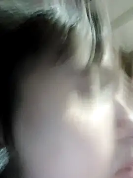 Webcam Model (dieciochoyundia)  is live.Free join now!