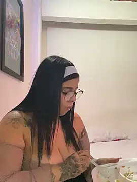 Luna_bigtitss777 webcam