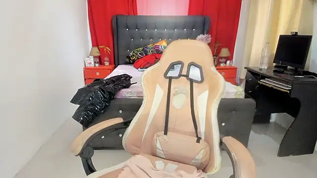 UrDreamTsMistress webcam