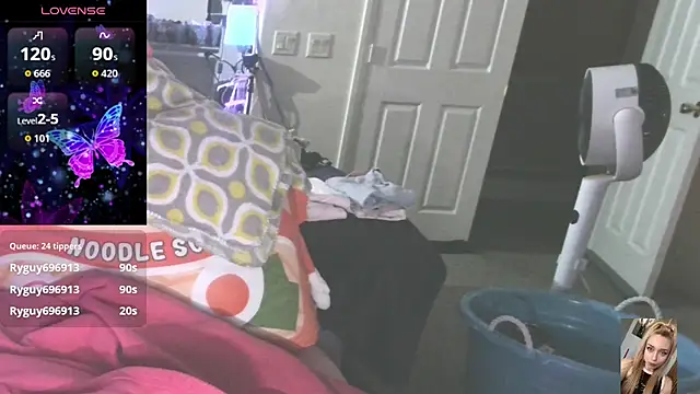 Blondiewithanass webcam