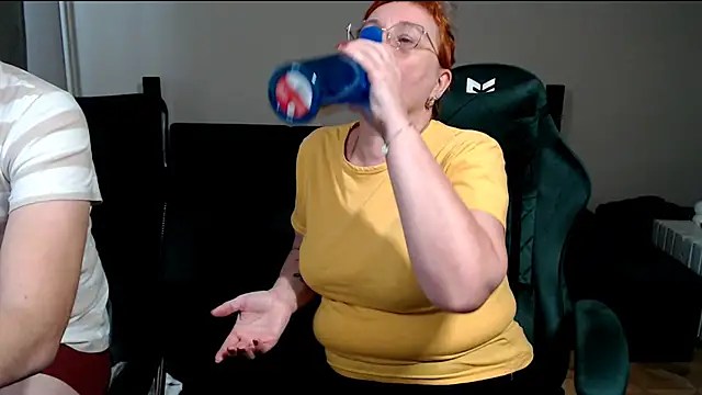 joannaandneighbour (F mature) - Pussy and ass spread in doggy pose