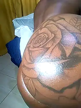 Hugemassivebootie webcam