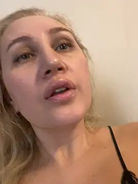 YourBlondee webcam