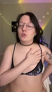 Webcam Model (emigooflordXD)  is live.Free join now!