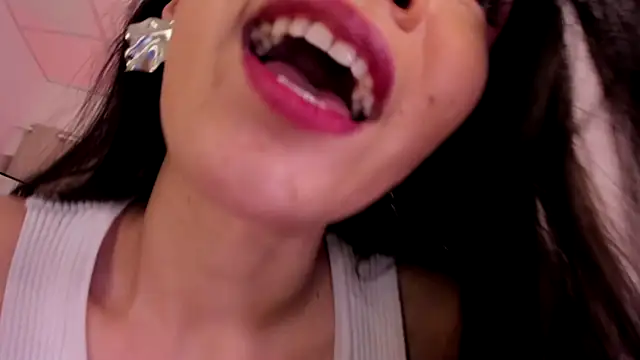 Divine_Madeleine webcam