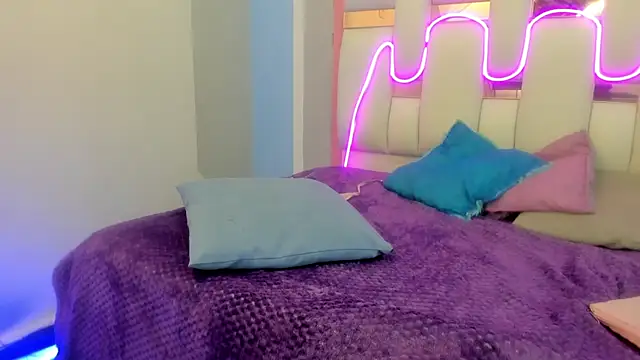 mask_red_girl webcam