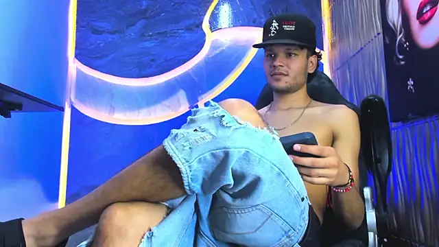 lucas_hot_20 - Lucas_hot_20's free webcam - UK Sex Cams