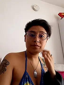 Juliexxxxtasy webcam