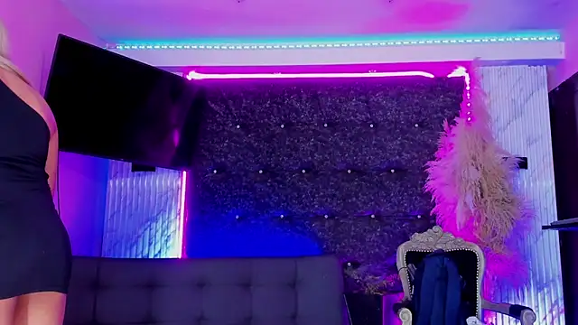 Queens_Wonders_Blonders webcam