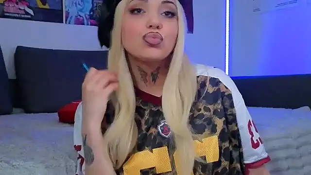 KiraQuinn1 webcam