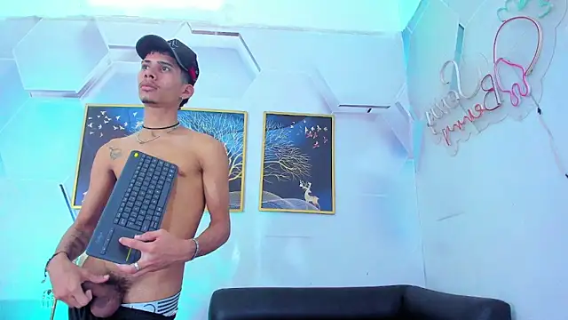 Alex_jeins_at webcam