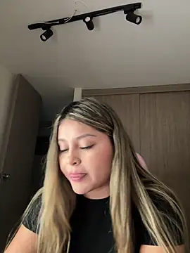 Webcam Model (lunablossom_)  is live.Free join now!