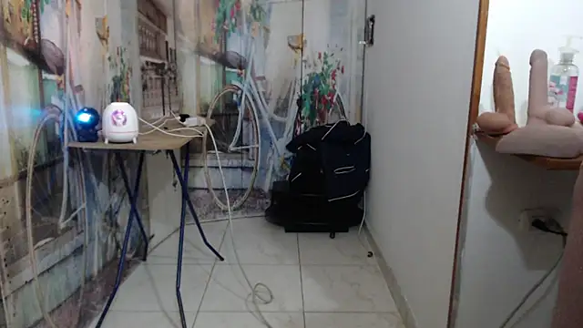 curly_greeneyed webcam