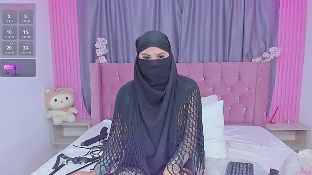 nayla-mouna (F young) - fingery in ass