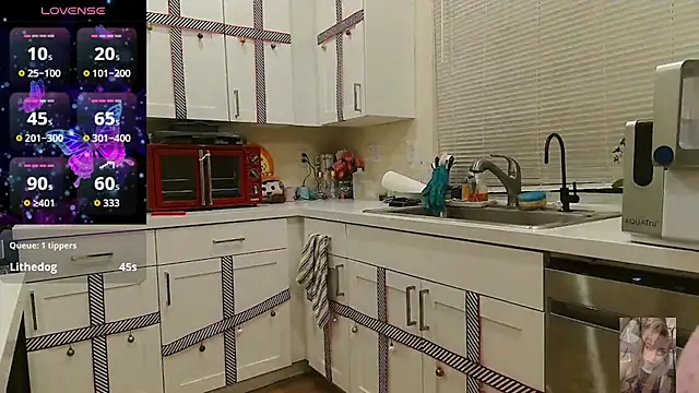 Blondiewithanass webcam