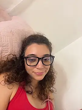 Webcam Model (uniquerossie)  is live.Free join now!