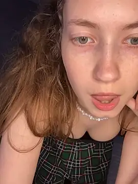 Webcam Model (Holy_Poly) is live