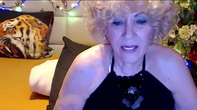 HappyWomanOn webcam