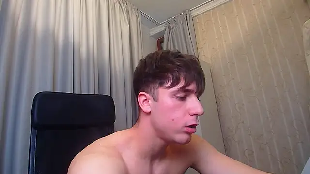 kellenwest (M twink) - naked flex show