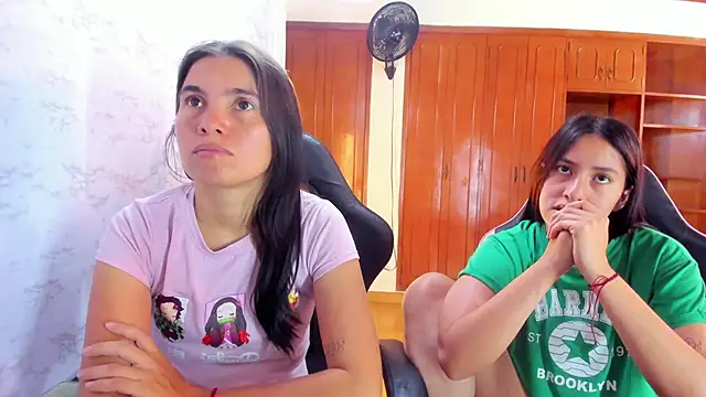 Emily_and_Soffy webcam