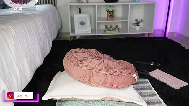 LillyDolls23 webcam