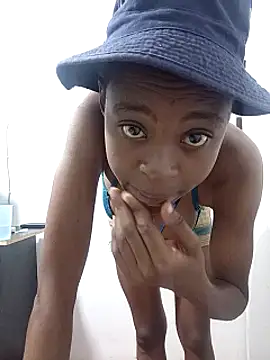 SweetSlenderChoc webcam