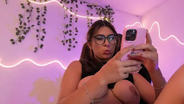 sara_doll77 - Sara_doll77's free webcam - UK Sex Cams